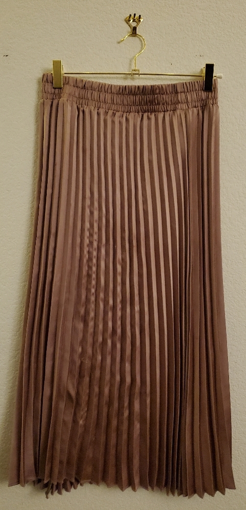Light pink/purple pleated skirt